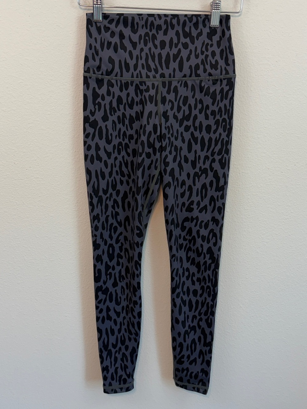 Carbon38 Cheetah Print Leggings in Gray and Black